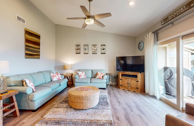 Bright Bayhouse condo with all-new interior & pool - near beach