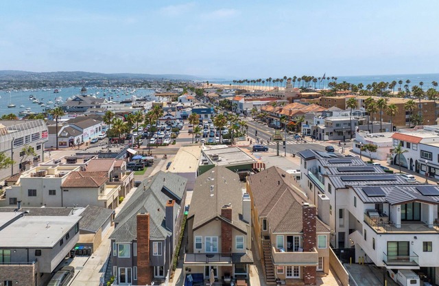 Bright & Beachy Lower Unit – Steps to Balboa Pier