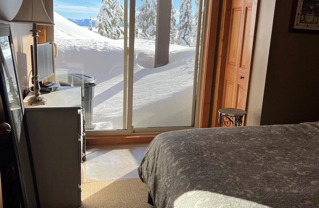 Bright & Beautiful 4-bedroom Condo with Private Hot Tub