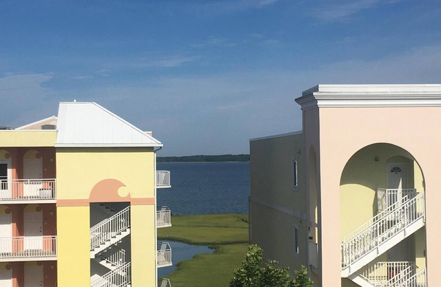 SUNSET BAY 2Bdrm / 2BaBay View Eigentumswohnung mit Blick auf Pool in Great Midtown Lage