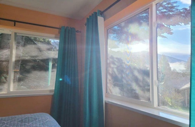 Bright, Beautiful Guesthouse in Sunny Brackendale