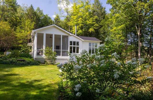Bright & beautiful lakefront retreat. 5 minute walk to Tanglewood!
