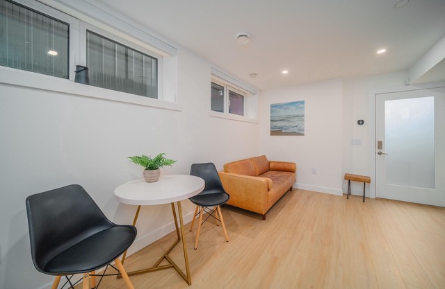 Bright & Beautiful suite in vibrant Hastings Sunrise 15 min Downtown. 5 min PNE
