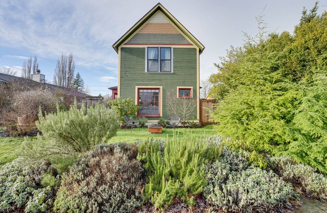 Bright Bellingham Home w/ Fire Pit: 1 Mi to Beach!