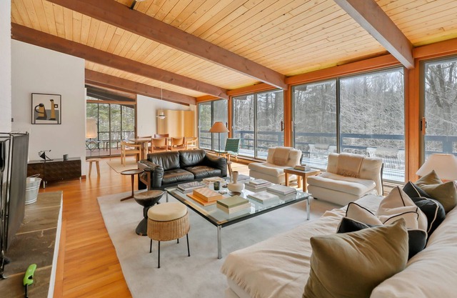 Bright Berkshires Sanctuary w Hiking, Tennis +Pond