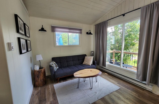Bright & Blue Grand Beach beach house!