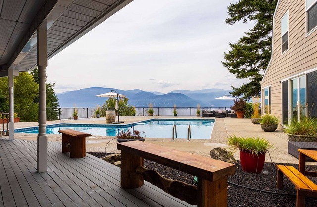 Bright & Breezy Estate Home Nestled in Nature!