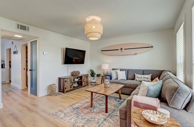 Remodeled Airy Coastal Cottage! Steps to the Beach! Pet friendly