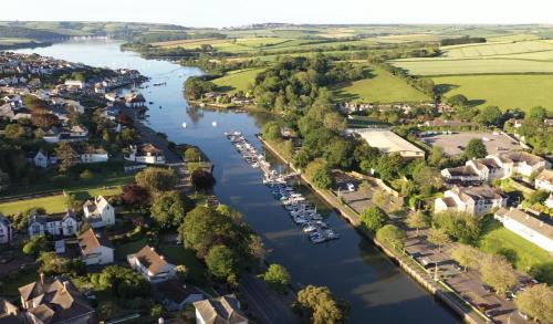 Bright Bungalow Near Town & Estuary With Parking