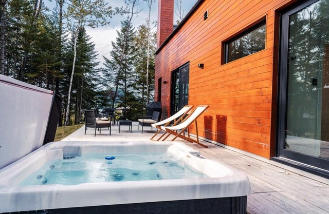 Bright chalet with hot tub and indoor sauna