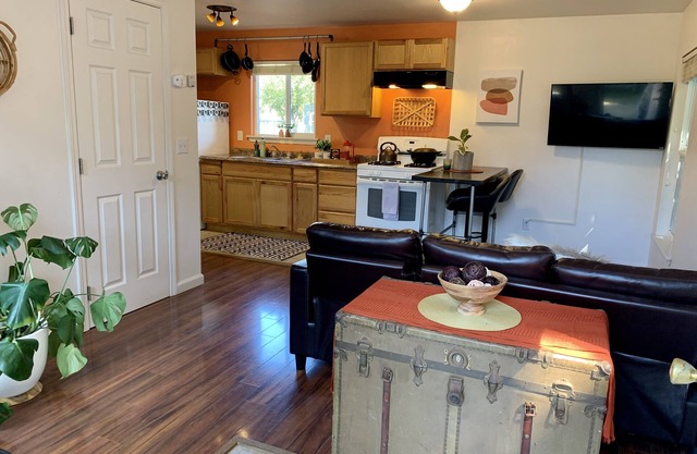 Bright & Cheerful Northtown Arcata Guest Cottage