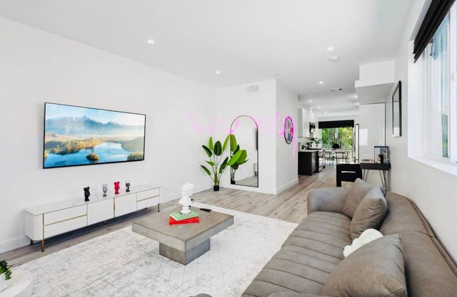 Bright & Chic3BR Townhome with Hollywood sign View