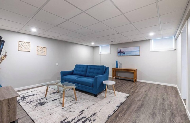 Bright & Modern 2BR 1BA Lower Suite w/ WiFi