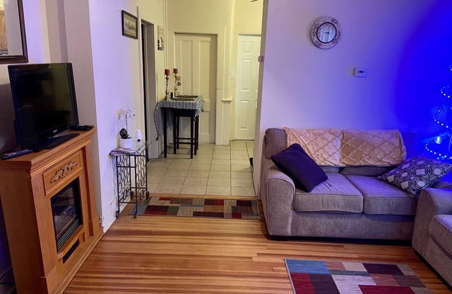 Bright, clean cozy place with private parking