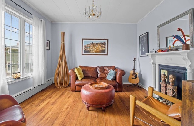 Bright & Colourful 2 Bedroom Downtown