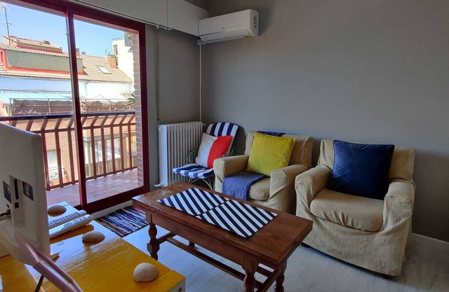 bright, comfortable and well connected apartment