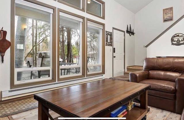 BRIGHT & COMFORTABLE CONDO CLOSE TO EVERYTHING! NICE WOOD FIREPLACE & FREE WIFI!