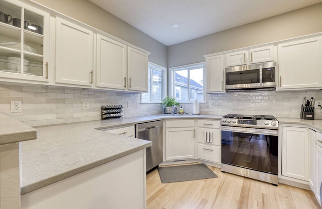 Bright, comfy home in Harris Ranch, Boise. Near river, trails, BSU. Book now!