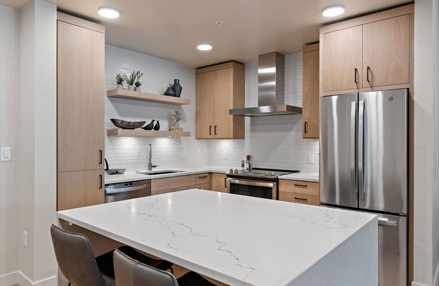 Bright Condo| Fireplace and Private Balcony