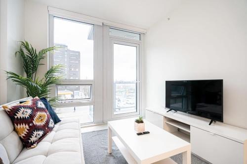 Bright Condo with AC and Parking near Science World for 4 Guests