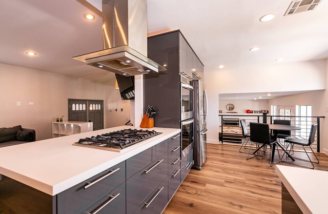 Bright! Contemporary Modern 4BR, Lg Backyard w/Pool & Mini Putting Green!