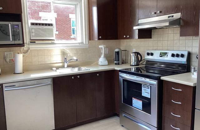 Bright cosy apartment short walk to metro green line near Olympic Village
