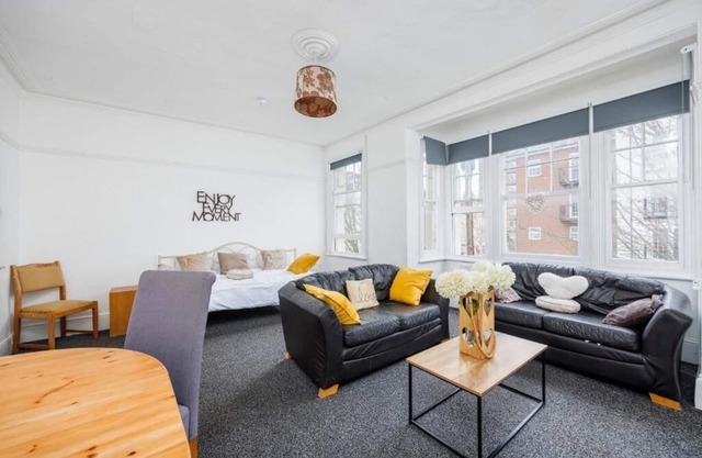 Cozy & Spacious 2BR w/ Netflix City Centre Nr High St by Everhome Ltd