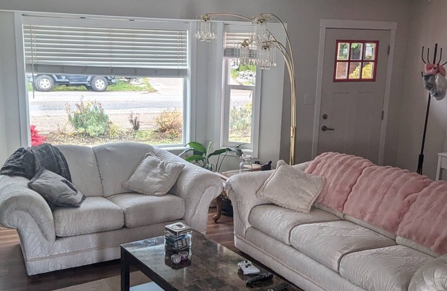 Bright cozy spacious home Great for family's or couples getaway Pet friendly