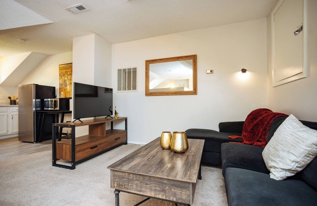 Bright & Cozy Suite-5 Min to Downtown Lee’s Summit