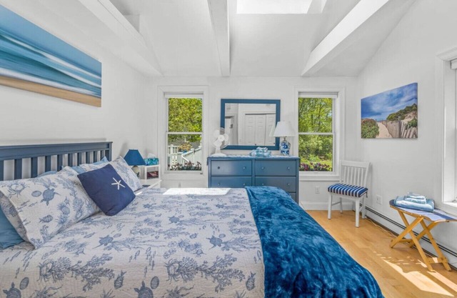 Bright & Cozy with Patio, Grill and near the Beach & Golf