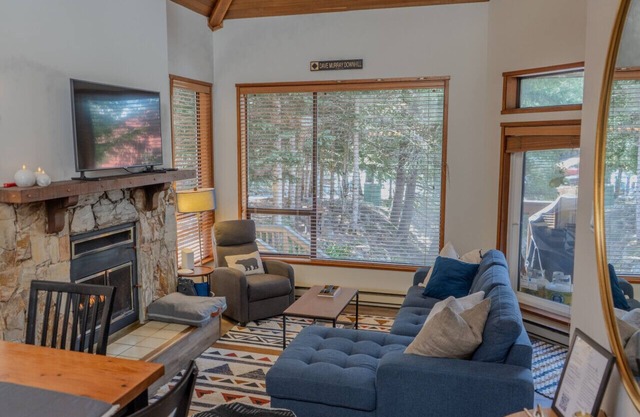 Bright Creekside 2BR-Walk to Creekside Gondola, Fireplace & Free Parking.