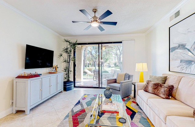 Bright condo with inviting patio, washer/dryer -pickleball & golf