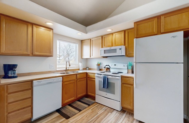 Bright, dog-friendly duplex with patio & great Mountain View location