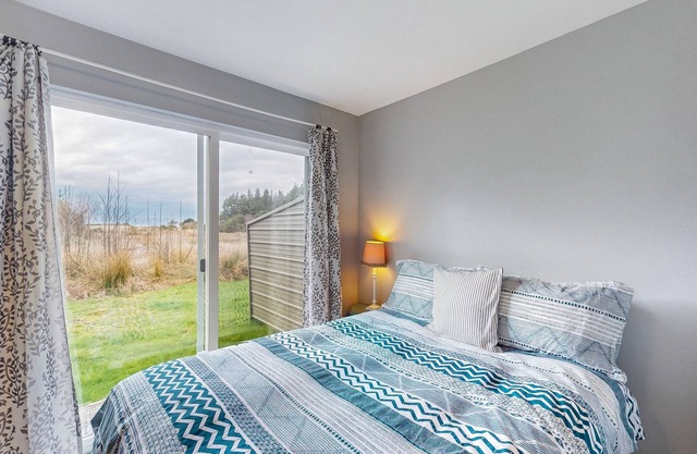 Bright, dog-friendly studio with dune grass views & hot tub - walk to the beach