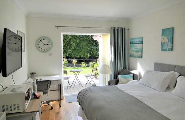 Bright double room with canal view and private patio and entrance