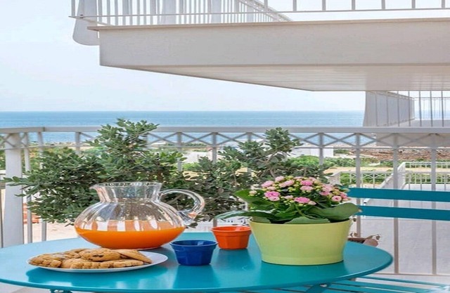 Helles Wohnhaus mit Meerblick, gepaart mit Privatstrand und Pool / Spa.