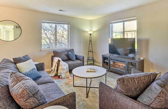 Bright Englewood Condo ~ 9 Mi to Dtwn Denver!