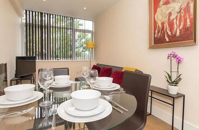 Bright & Fresh APT Close To Town Centre &Train Station