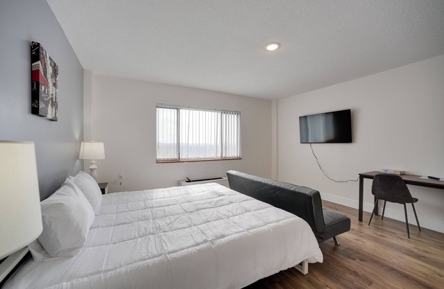 Bright Gadsden Apartment ~ 10 Mi to Dive Land Park