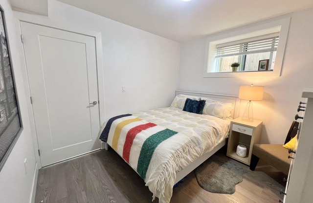 Bright Garden Suite Near Downtown + Mountains