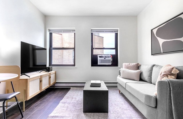Bright Gold Coast 1BR w/ Doorman & Gym, 2 blocks to L, by Blueground