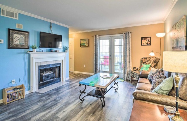 Bright Gulf Shores Condo with Pool 5 Mi to Beach!