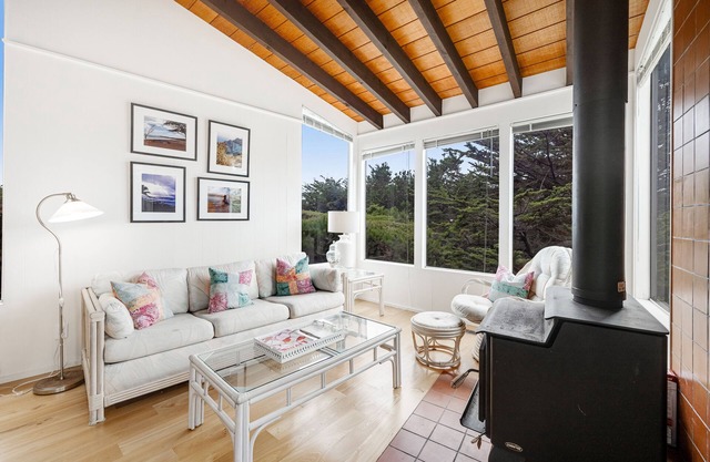 Bright Home 800 Feet from Salmon Creek Beach w/ Wood Stove & Pool Table