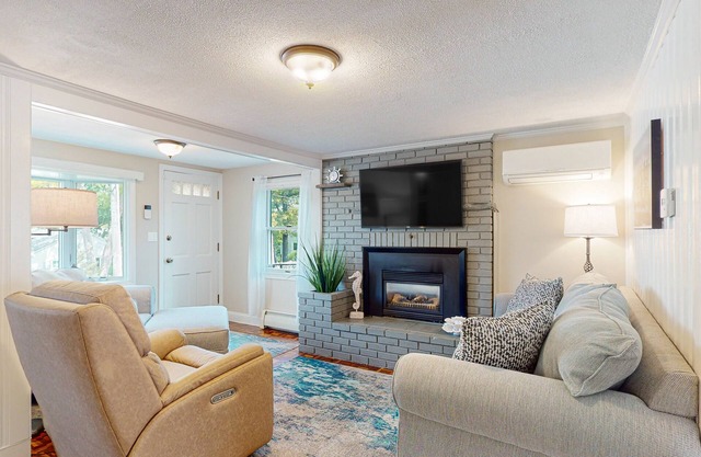 Bright home steps from private beach with kayaks, dock & Onset Bay view