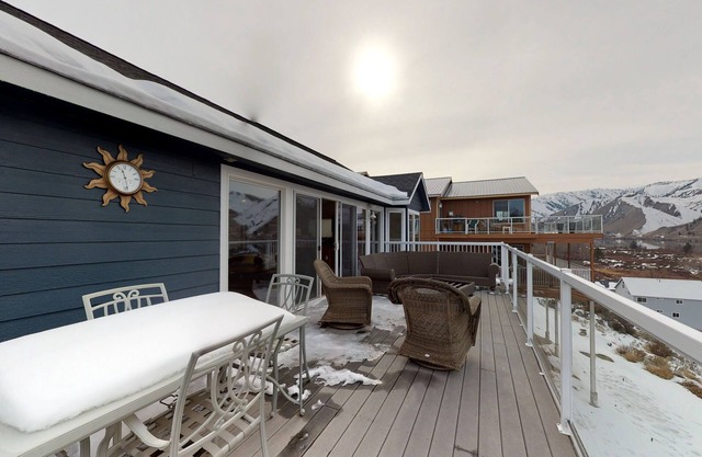 Bright home w/great deck, river views & shared pool, game room & beach