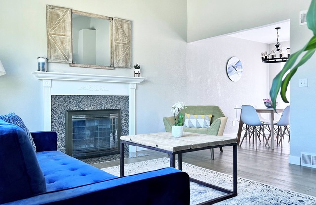 Bright Home w/Huge backyard -20 min Denver/Boulder & 1 hour from ski resorts