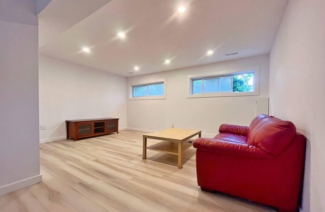Bright house 15mins to DT Montreal, with free parking