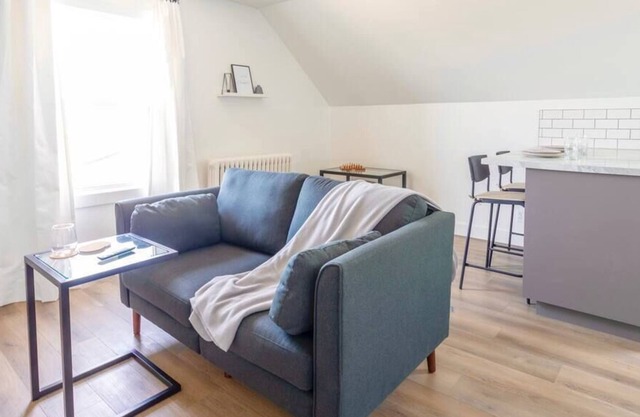 Bright Loft-Style 1-bedroom - Parking, Smart TV