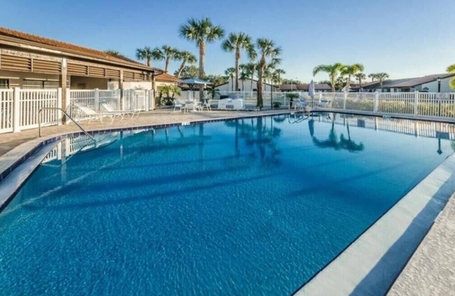Bright-Lovely 2 Bed 1 Bath,15 Minutes From Beach
