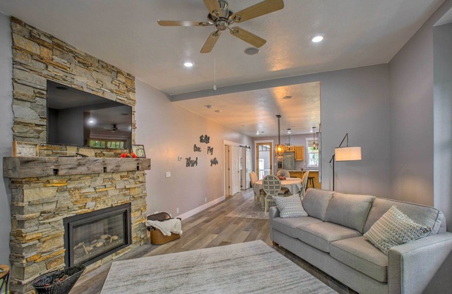 Bright Lower-Level Unit ~ 1 Mi to Lake Michigan